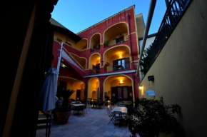 Отель Manouche Bistrot B&B  Казерта